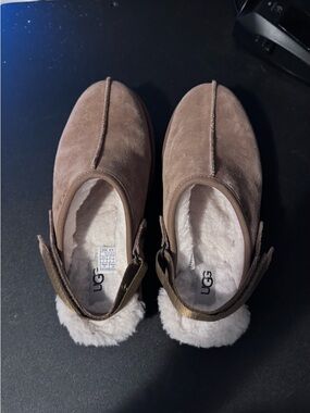 UGG Suede platform Shearling Slip-On Clog in Chestnut